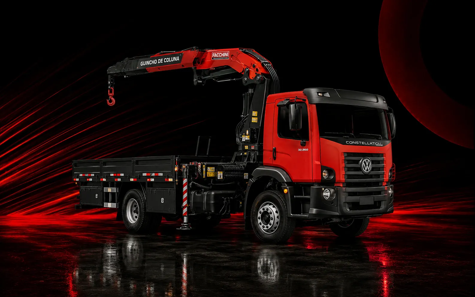 Caminhão equipado com guincho de coluna e lança hidráulica articulada